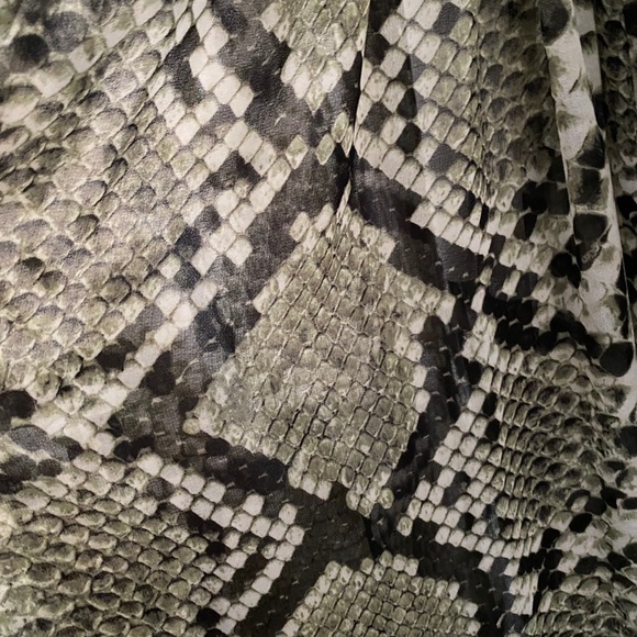 Beautiful multicolored snake print dress. - Picture 4 of 4